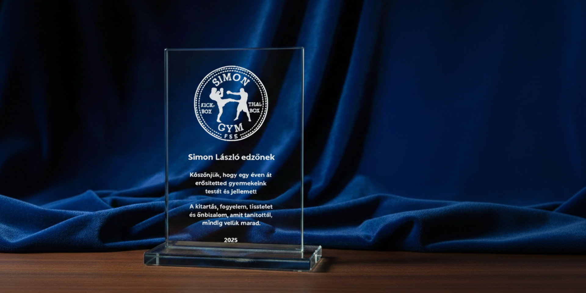 Gravírozott egyedi üvegplakettek a Gravolon gravírozóműhelyből - széles választék, gyors szállítás