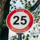 25-ös sebességkorlátozó szülinapi KRESZ tábla - többféle szöveggel