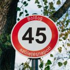 Boldog 45. születésnapot sebességkorlátozó KRESZ tábla 