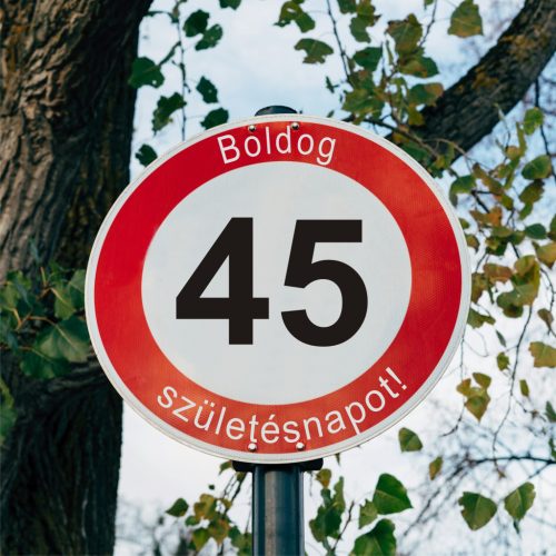 Boldog 45. születésnapot sebességkorlátozó KRESZ tábla 