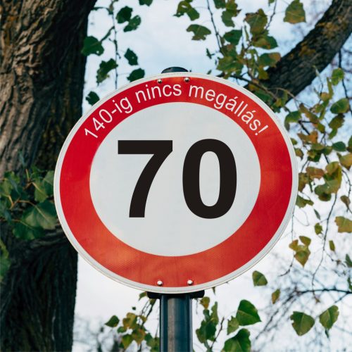 fa 70-es sebességkorlátozó szülinapi Kresz tábla - többféle szöveggel
