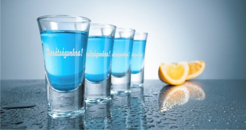 gravírozott üveg Barátságunkra! - pálinkás pohár