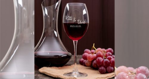 gravírozott fa Borospohár egyedi szöveggel