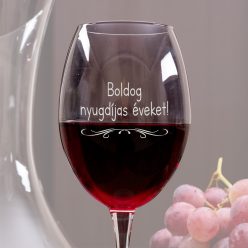 Boldog nyugdíjas éveket borospohár