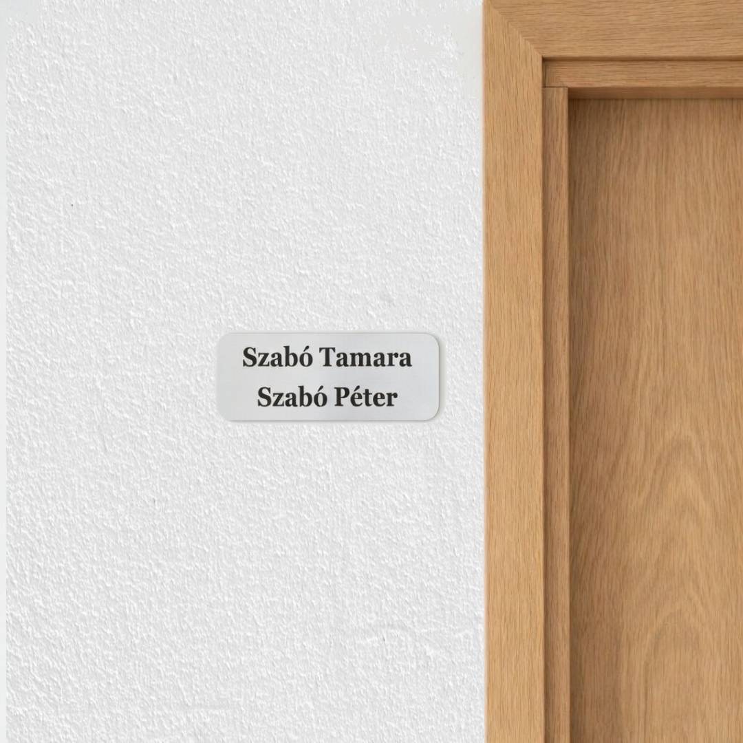 Ezüst névtábla ajtón