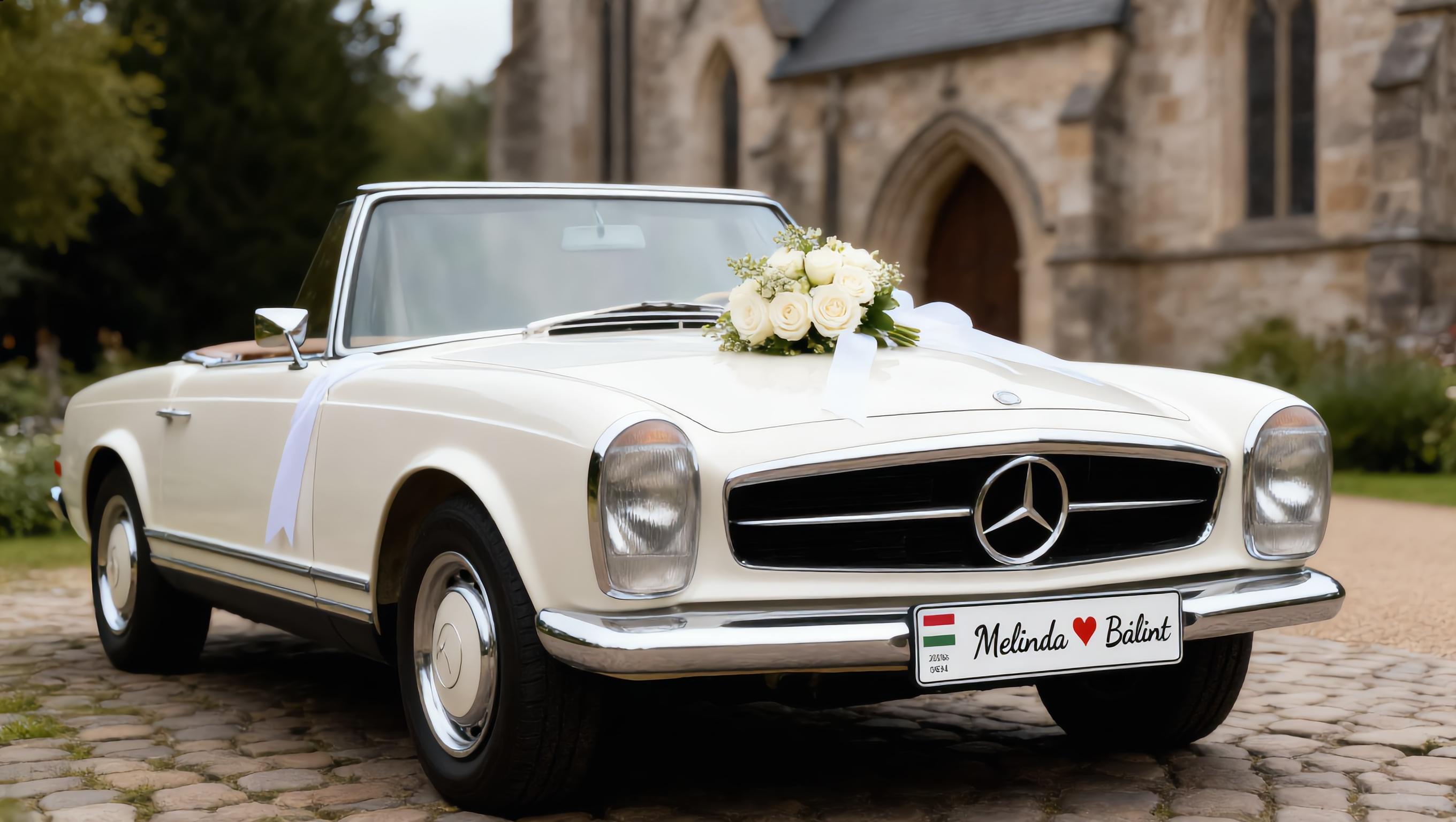 Esküvői rendszámtábla Melinda és Bálint nevével, magyar zászlós badge, szív szimbólum, esküvői Mercedes autón